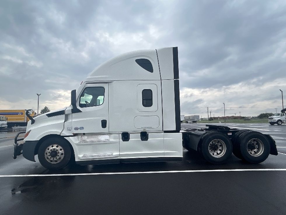 Sleeper Tractor-Heavy Duty Tractors-Freightliner-2021-T12664ST-Wichita-KS-535,829\n\t\tmiles-$ 72,000 - Image 4