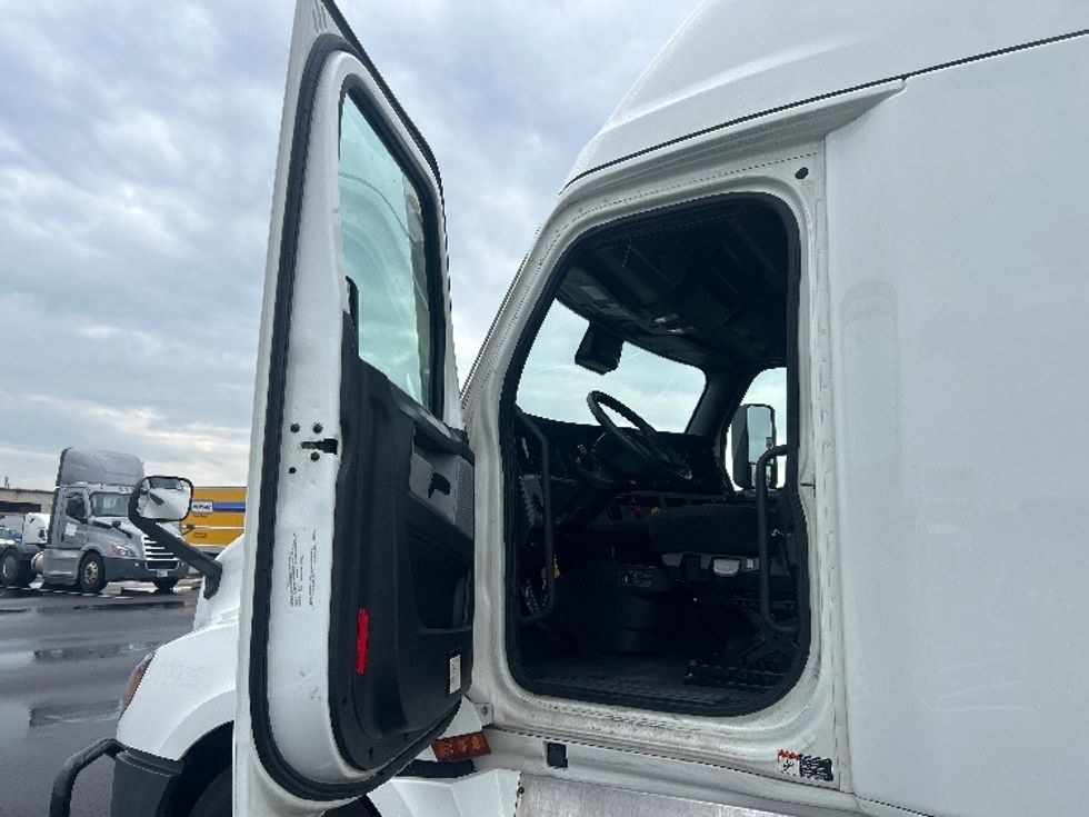 Sleeper Tractor-Heavy Duty Tractors-Freightliner-2021-T12664ST-Wichita-KS-535,829\n\t\tmiles-$ 72,000 - Image 9