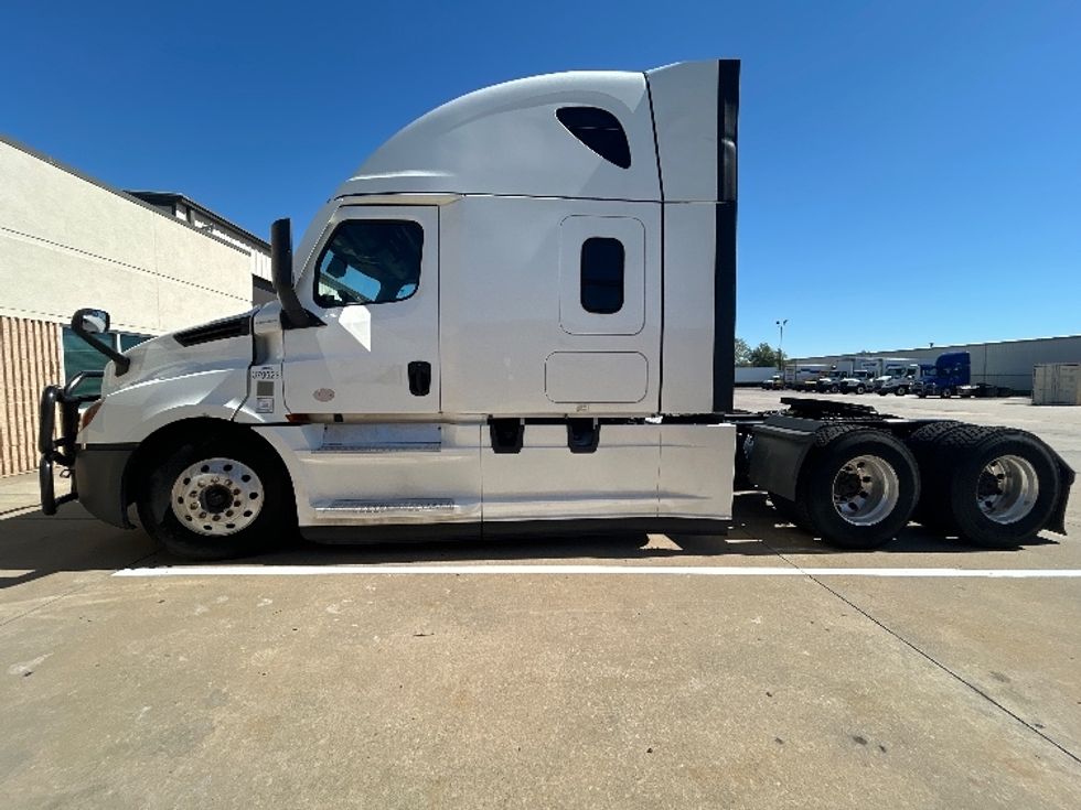 Sleeper Tractor-Heavy Duty Tractors-Freightliner-2021-T12664ST-Wichita-KS-576,175\n\t\tmiles-$ 67,250 - Image 4