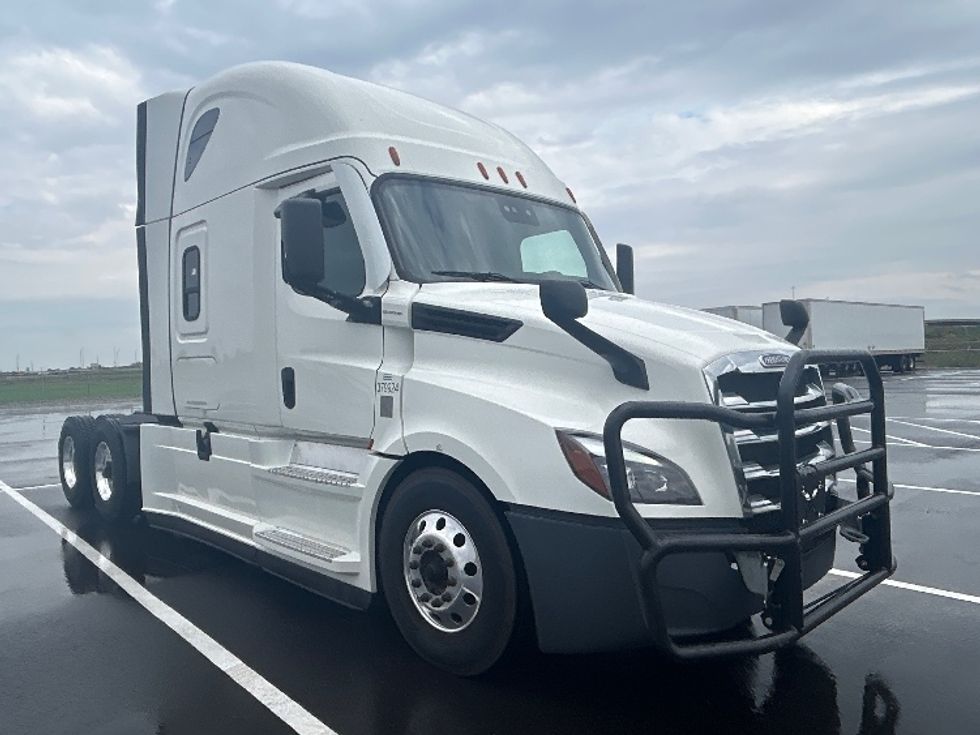 Sleeper Tractor-Heavy Duty Tractors-Freightliner-2021-T12664ST-Wichita-KS-578,810\n\t\tmiles-$ 67,000 - Image 1