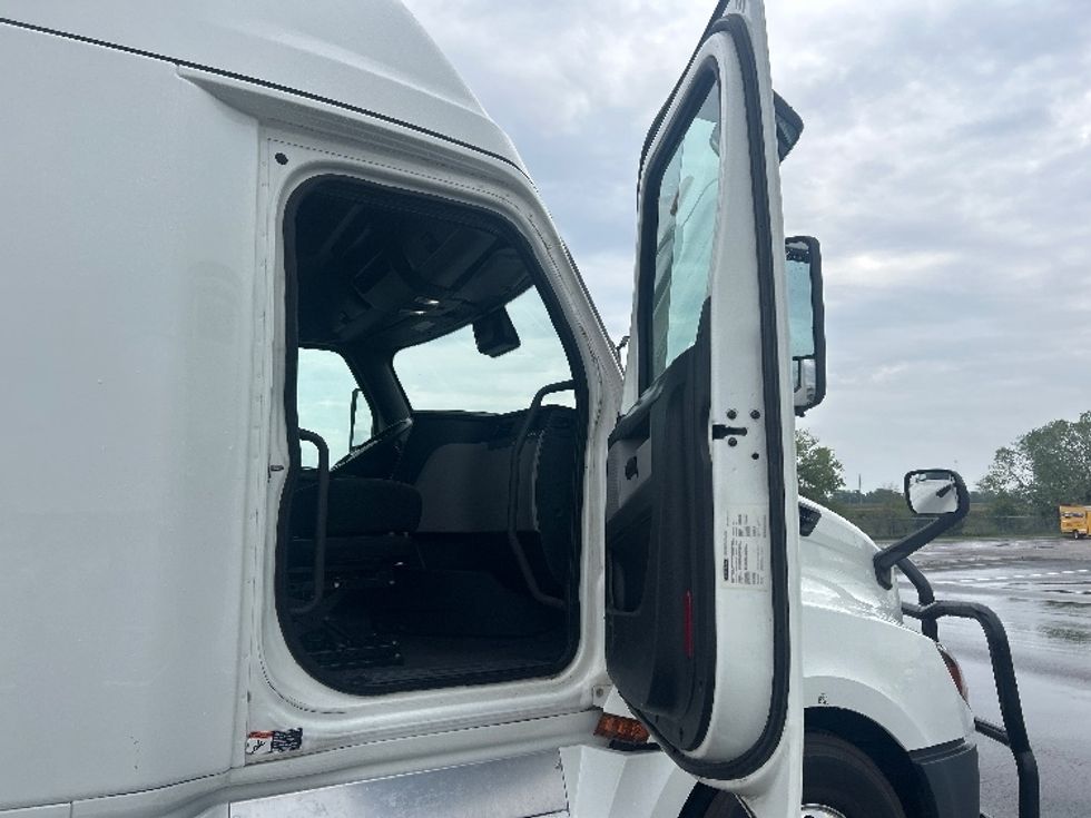 Sleeper Tractor-Heavy Duty Tractors-Freightliner-2021-T12664ST-Wichita-KS-578,810\n\t\tmiles-$ 67,000 - Image 13