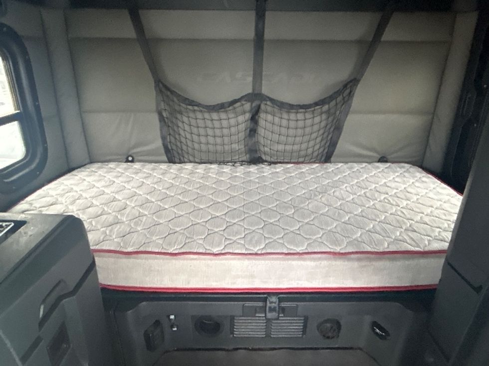 Sleeper Tractor-Heavy Duty Tractors-Freightliner-2021-T12664ST-Wichita-KS-578,810\n\t\tmiles-$ 67,000 - Image 16