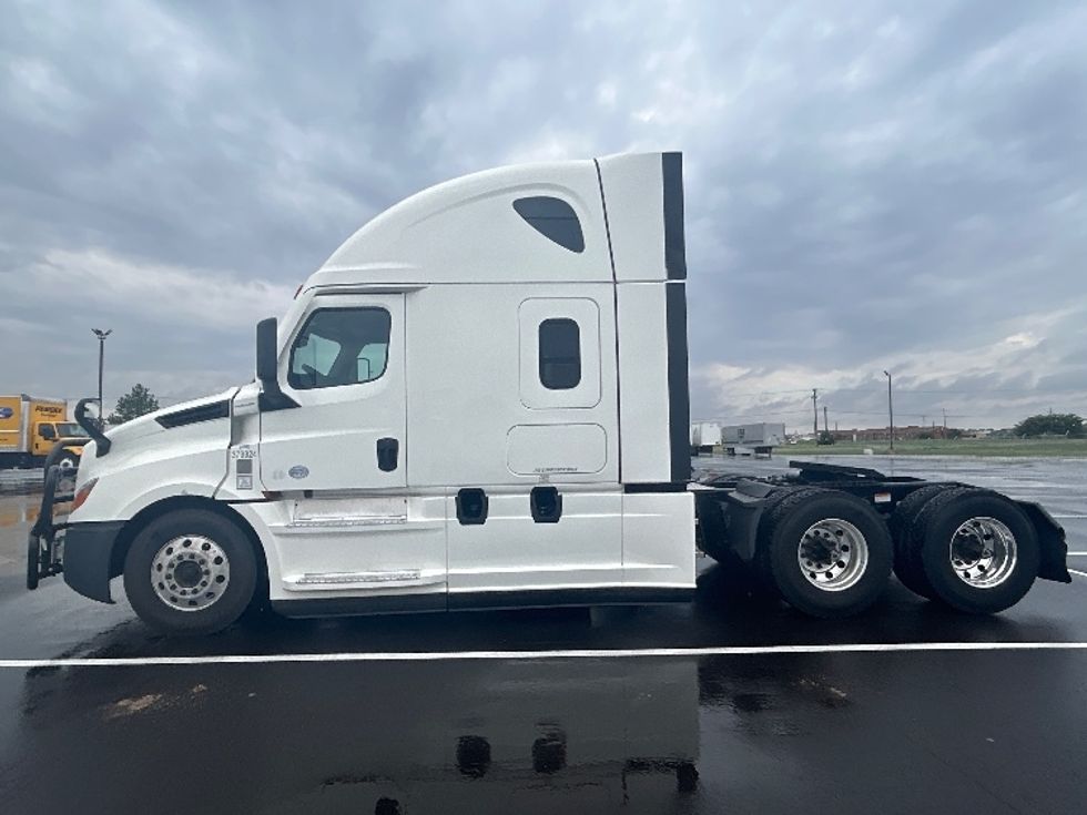 Sleeper Tractor-Heavy Duty Tractors-Freightliner-2021-T12664ST-Wichita-KS-578,810\n\t\tmiles-$ 67,000 - Image 4