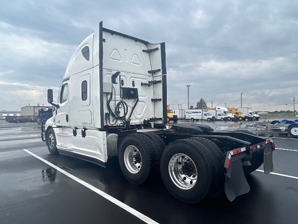 Sleeper Tractor-Heavy Duty Tractors-Freightliner-2021-T12664ST-Wichita-KS-578,810\n\t\tmiles-$ 67,000 - Image 5