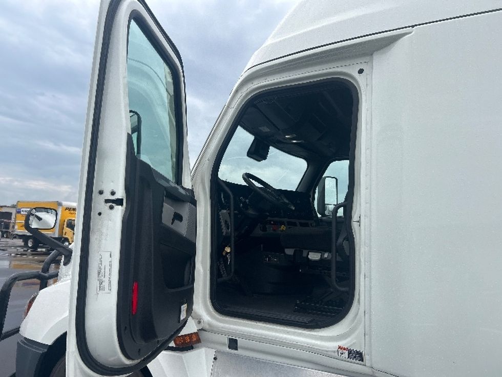Sleeper Tractor-Heavy Duty Tractors-Freightliner-2021-T12664ST-Wichita-KS-578,810\n\t\tmiles-$ 67,000 - Image 9