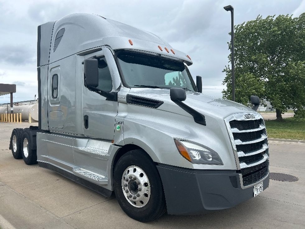 Sleeper Tractor-Heavy Duty Tractors-Freightliner-2021-T12664ST-Wichita-KS-675,412\n\t\tmiles-$ 43,750 - Image 1