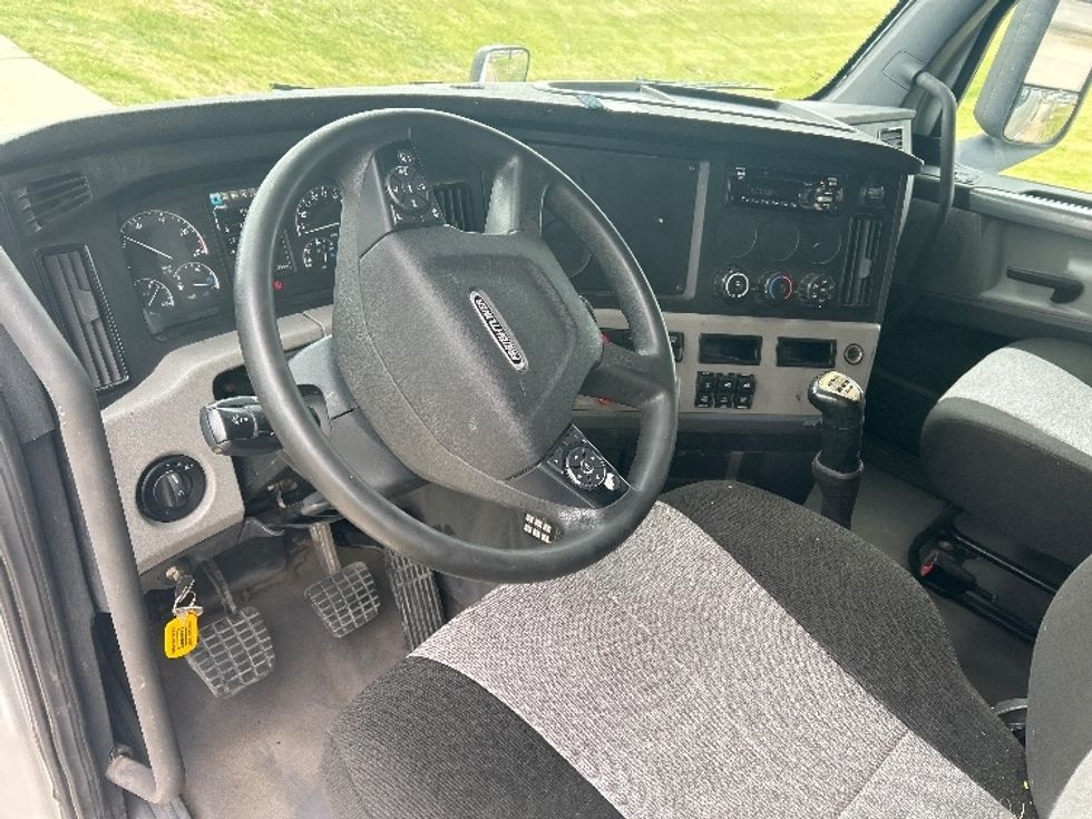 Sleeper Tractor-Heavy Duty Tractors-Freightliner-2021-T12664ST-Wichita-KS-675,412\n\t\tmiles-$ 43,750 - Image 10