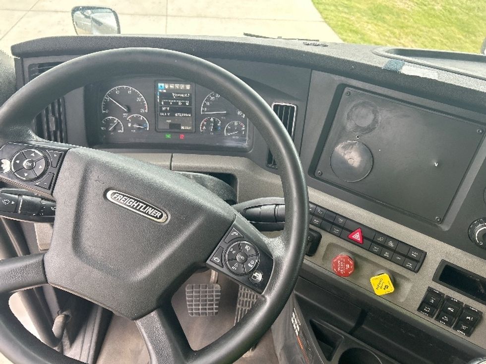 Sleeper Tractor-Heavy Duty Tractors-Freightliner-2021-T12664ST-Wichita-KS-675,412\n\t\tmiles-$ 43,750 - Image 11