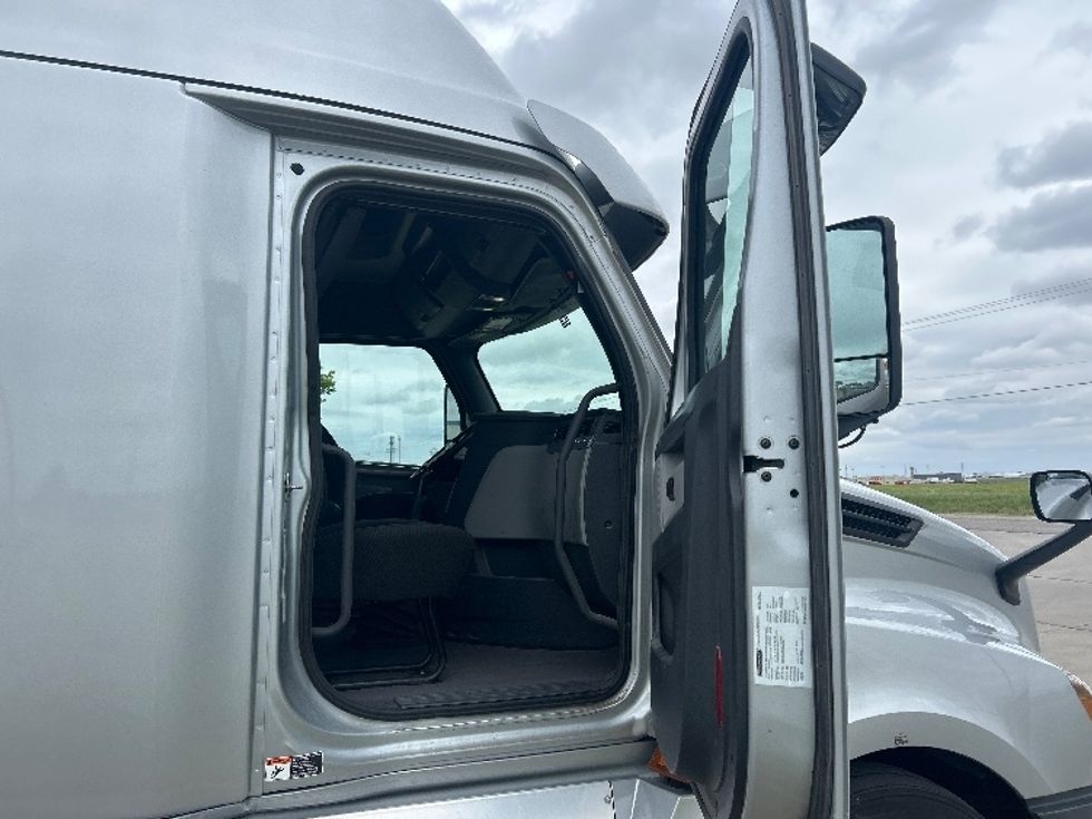 Sleeper Tractor-Heavy Duty Tractors-Freightliner-2021-T12664ST-Wichita-KS-675,412\n\t\tmiles-$ 43,750 - Image 13