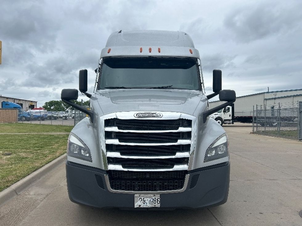 Sleeper Tractor-Heavy Duty Tractors-Freightliner-2021-T12664ST-Wichita-KS-675,412\n\t\tmiles-$ 43,750 - Image 2