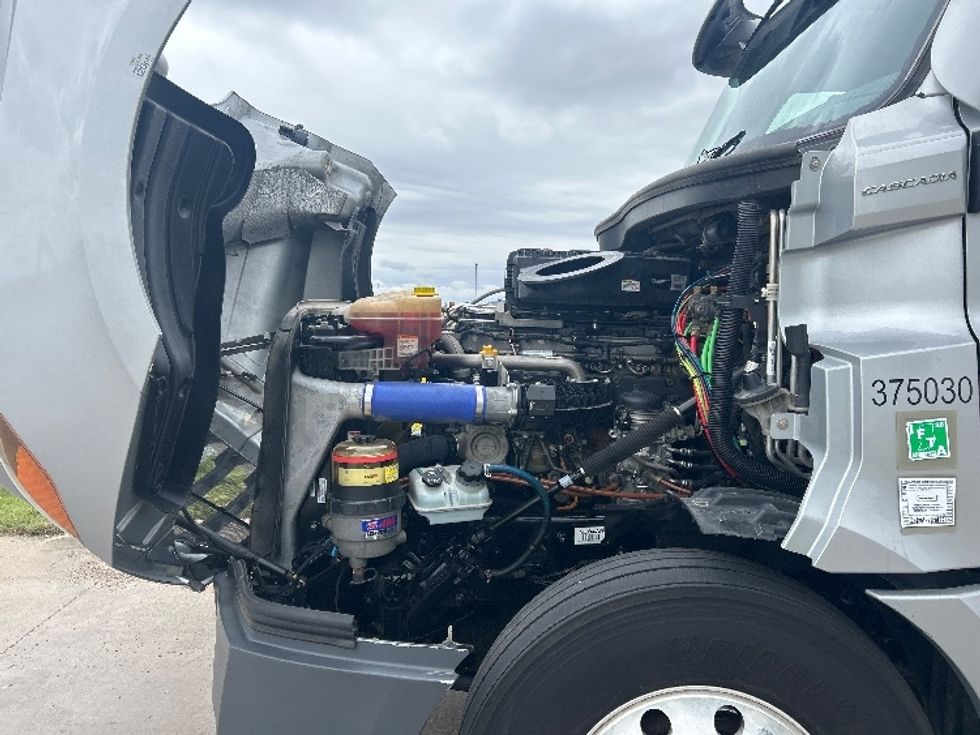 Sleeper Tractor-Heavy Duty Tractors-Freightliner-2021-T12664ST-Wichita-KS-675,412\n\t\tmiles-$ 43,750 - Image 21