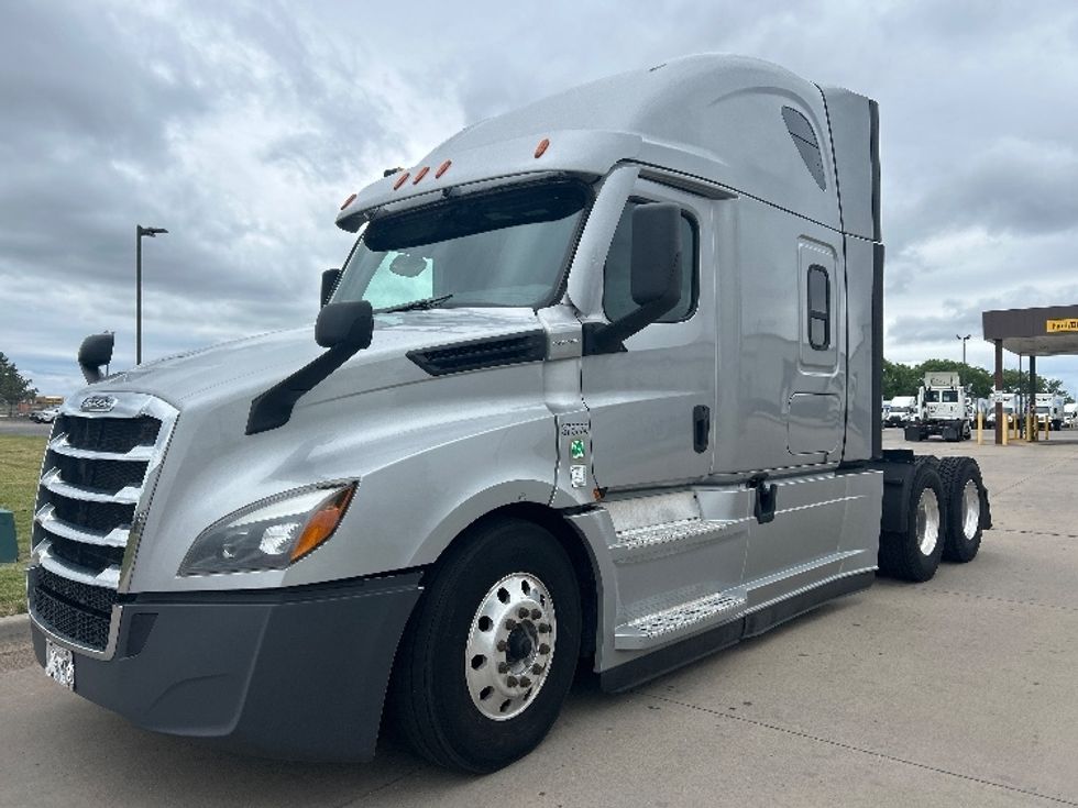 Sleeper Tractor-Heavy Duty Tractors-Freightliner-2021-T12664ST-Wichita-KS-675,412\n\t\tmiles-$ 43,750 - Image 3