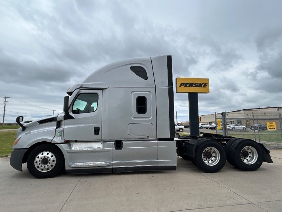 Sleeper Tractor-Heavy Duty Tractors-Freightliner-2021-T12664ST-Wichita-KS-675,412\n\t\tmiles-$ 43,750 - Image 4