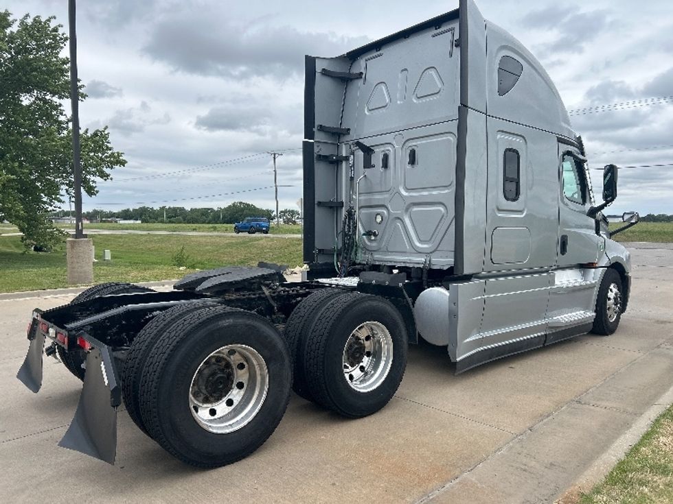 Sleeper Tractor-Heavy Duty Tractors-Freightliner-2021-T12664ST-Wichita-KS-675,412\n\t\tmiles-$ 43,750 - Image 7
