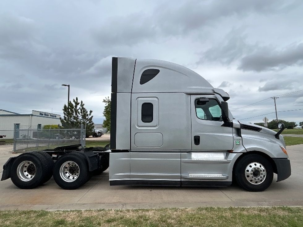Sleeper Tractor-Heavy Duty Tractors-Freightliner-2021-T12664ST-Wichita-KS-675,412\n\t\tmiles-$ 43,750 - Image 8