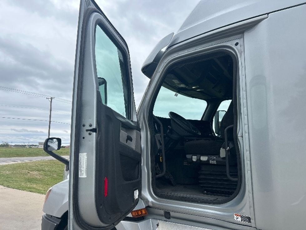 Sleeper Tractor-Heavy Duty Tractors-Freightliner-2021-T12664ST-Wichita-KS-675,412\n\t\tmiles-$ 43,750 - Image 9
