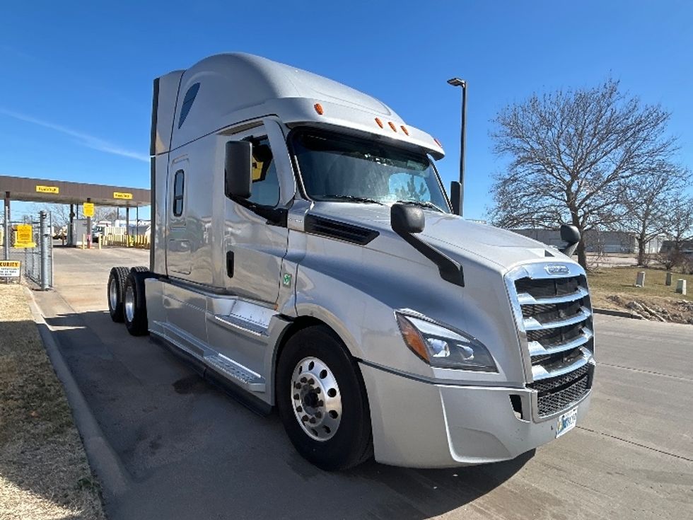 Sleeper Tractor-Heavy Duty Tractors-Freightliner-2021-T12664ST-Wichita-KS-792,918\n\t\tmiles-$ 31,750 - Image 1