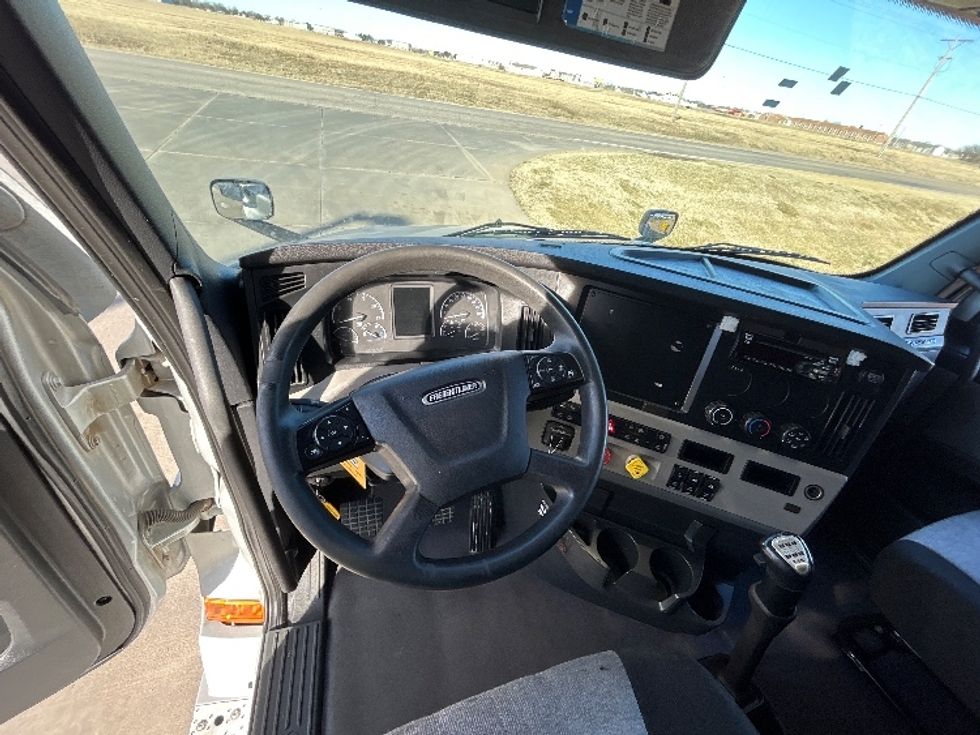 Sleeper Tractor-Heavy Duty Tractors-Freightliner-2021-T12664ST-Wichita-KS-792,918\n\t\tmiles-$ 31,750 - Image 11