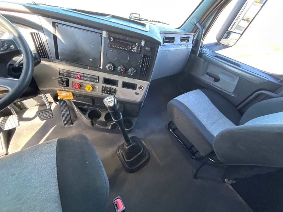 Sleeper Tractor-Heavy Duty Tractors-Freightliner-2021-T12664ST-Wichita-KS-792,918\n\t\tmiles-$ 31,750 - Image 12