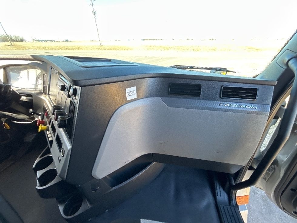 Sleeper Tractor-Heavy Duty Tractors-Freightliner-2021-T12664ST-Wichita-KS-792,918\n\t\tmiles-$ 31,750 - Image 14