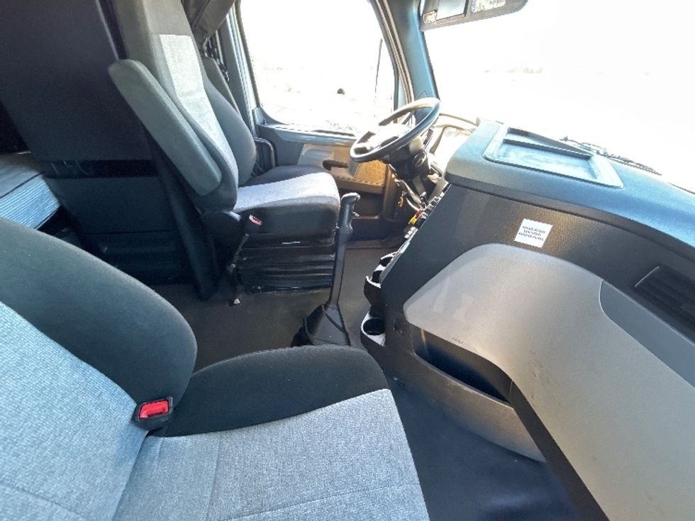 Sleeper Tractor-Heavy Duty Tractors-Freightliner-2021-T12664ST-Wichita-KS-792,918\n\t\tmiles-$ 31,750 - Image 15