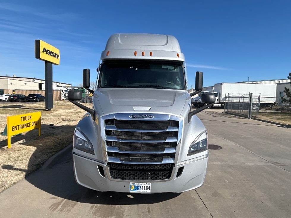 Sleeper Tractor-Heavy Duty Tractors-Freightliner-2021-T12664ST-Wichita-KS-792,918\n\t\tmiles-$ 31,750 - Image 2