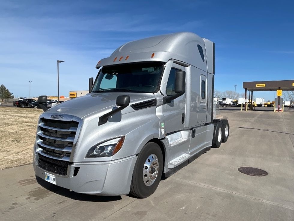 Sleeper Tractor-Heavy Duty Tractors-Freightliner-2021-T12664ST-Wichita-KS-792,918\n\t\tmiles-$ 31,750 - Image 3