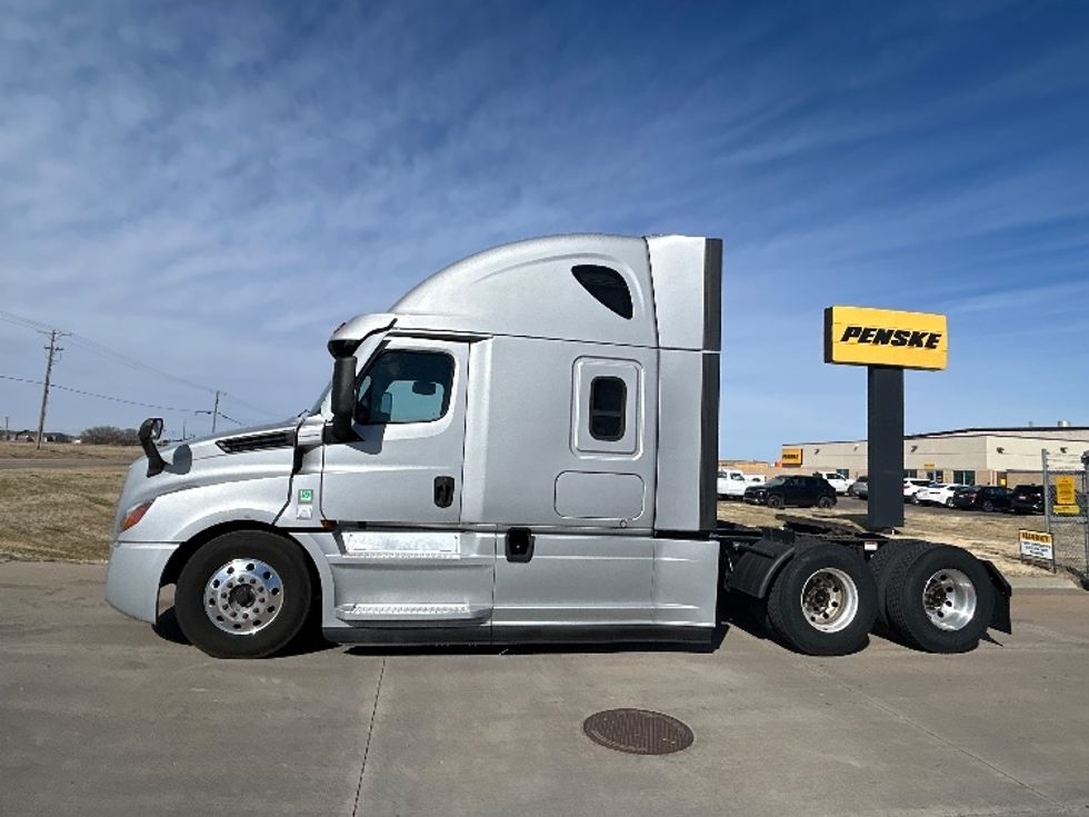 Sleeper Tractor-Heavy Duty Tractors-Freightliner-2021-T12664ST-Wichita-KS-792,918\n\t\tmiles-$ 31,750 - Image 4