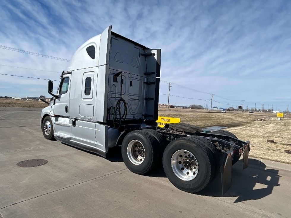 Sleeper Tractor-Heavy Duty Tractors-Freightliner-2021-T12664ST-Wichita-KS-792,918\n\t\tmiles-$ 31,750 - Image 5