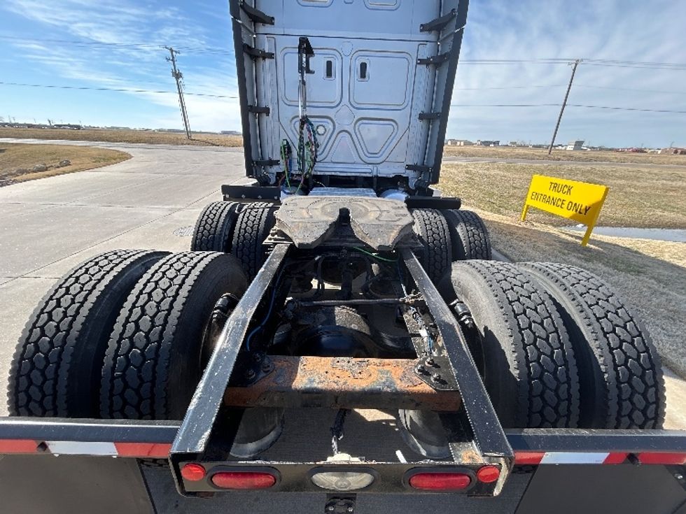 Sleeper Tractor-Heavy Duty Tractors-Freightliner-2021-T12664ST-Wichita-KS-792,918\n\t\tmiles-$ 31,750 - Image 6