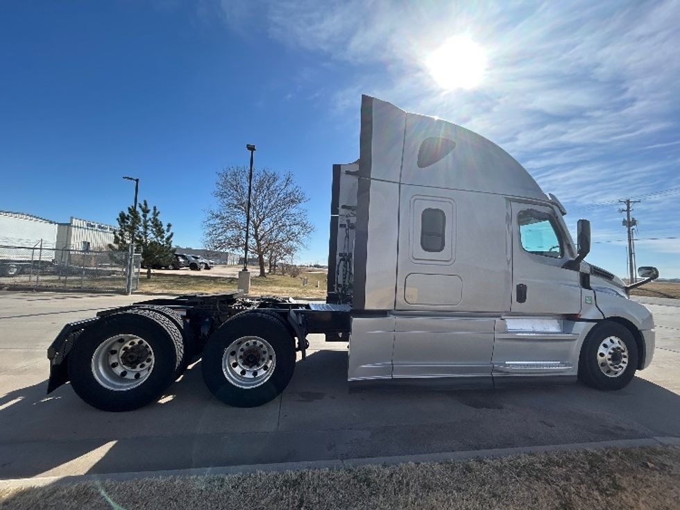 Sleeper Tractor-Heavy Duty Tractors-Freightliner-2021-T12664ST-Wichita-KS-792,918\n\t\tmiles-$ 31,750 - Image 8