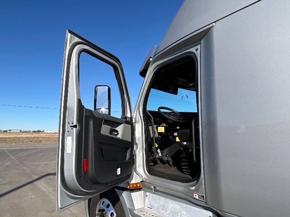 Sleeper Tractor-Heavy Duty Tractors-Freightliner-2021-T12664ST-Wichita-KS-792,918\n\t\tmiles-$ 31,750 - Image 9