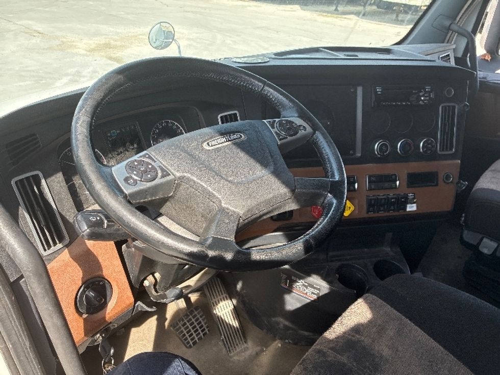 Sleeper Tractor-Heavy Duty Tractors-Freightliner-2021-T12664ST-Wilmington-OH-518,064\n\t\tmiles-$ 62,750 - Image 10