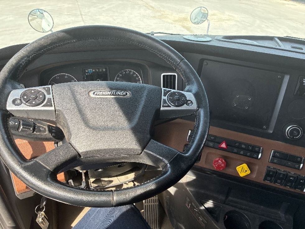 Sleeper Tractor-Heavy Duty Tractors-Freightliner-2021-T12664ST-Wilmington-OH-518,064\n\t\tmiles-$ 62,750 - Image 11