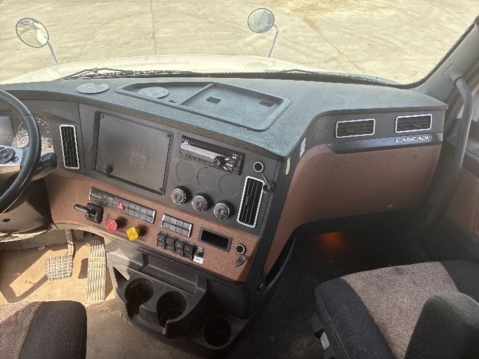 Sleeper Tractor-Heavy Duty Tractors-Freightliner-2021-T12664ST-Wilmington-OH-518,064\n\t\tmiles-$ 62,750 - Image 12