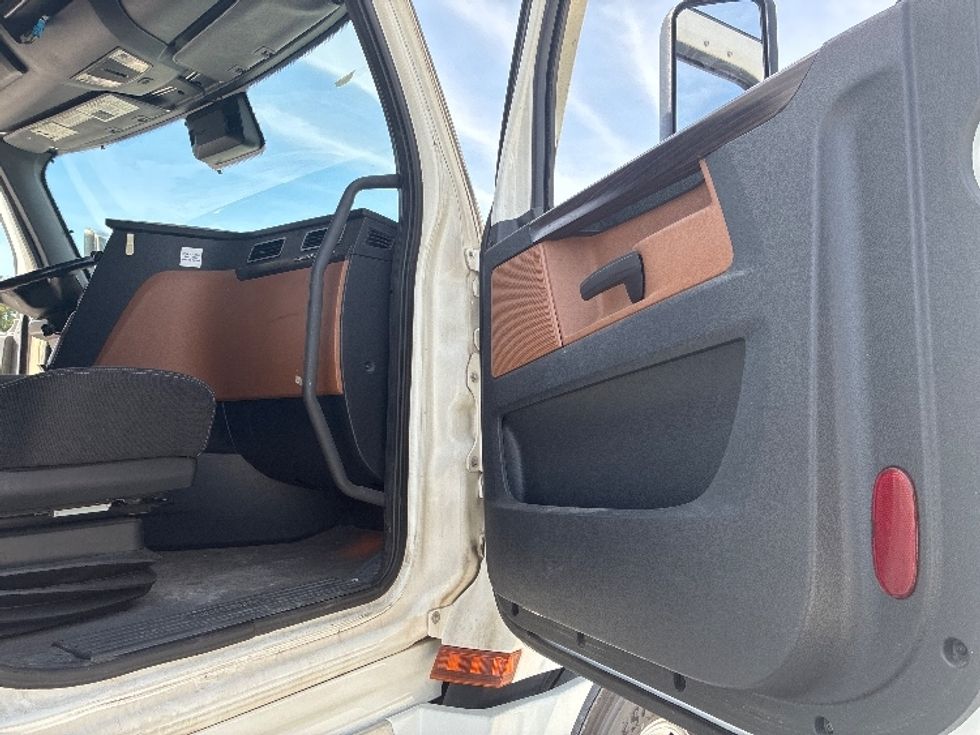 Sleeper Tractor-Heavy Duty Tractors-Freightliner-2021-T12664ST-Wilmington-OH-518,064\n\t\tmiles-$ 62,750 - Image 13