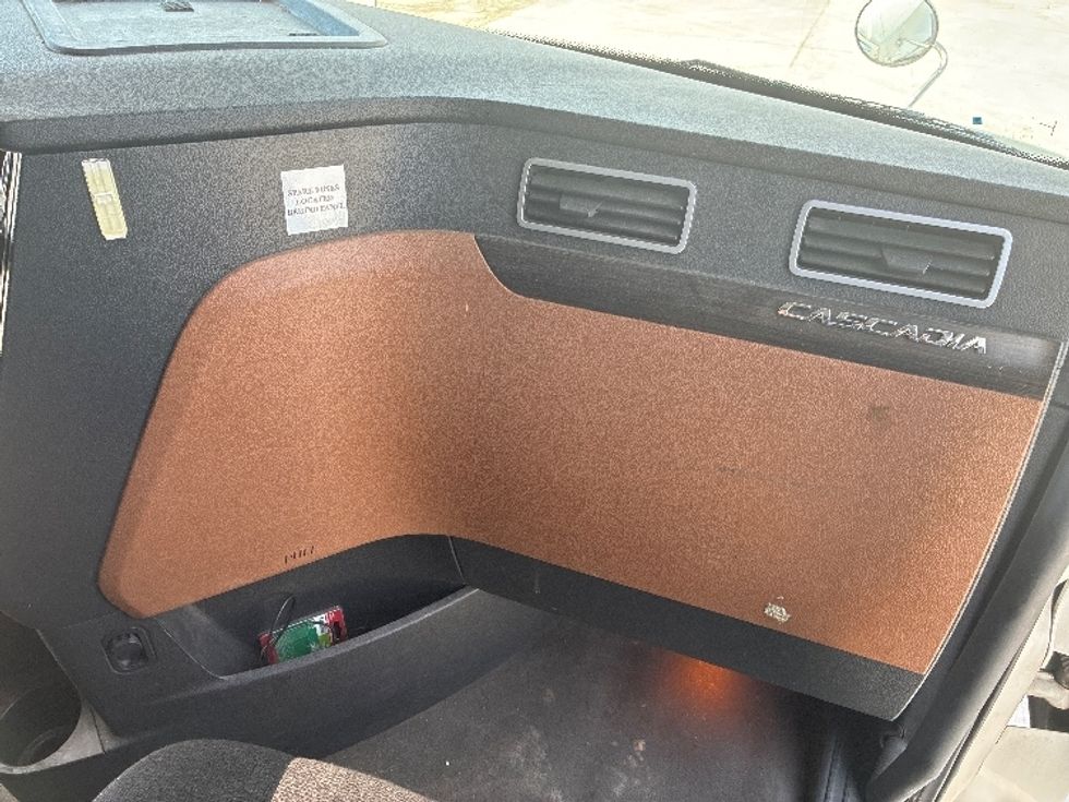 Sleeper Tractor-Heavy Duty Tractors-Freightliner-2021-T12664ST-Wilmington-OH-518,064\n\t\tmiles-$ 62,750 - Image 14