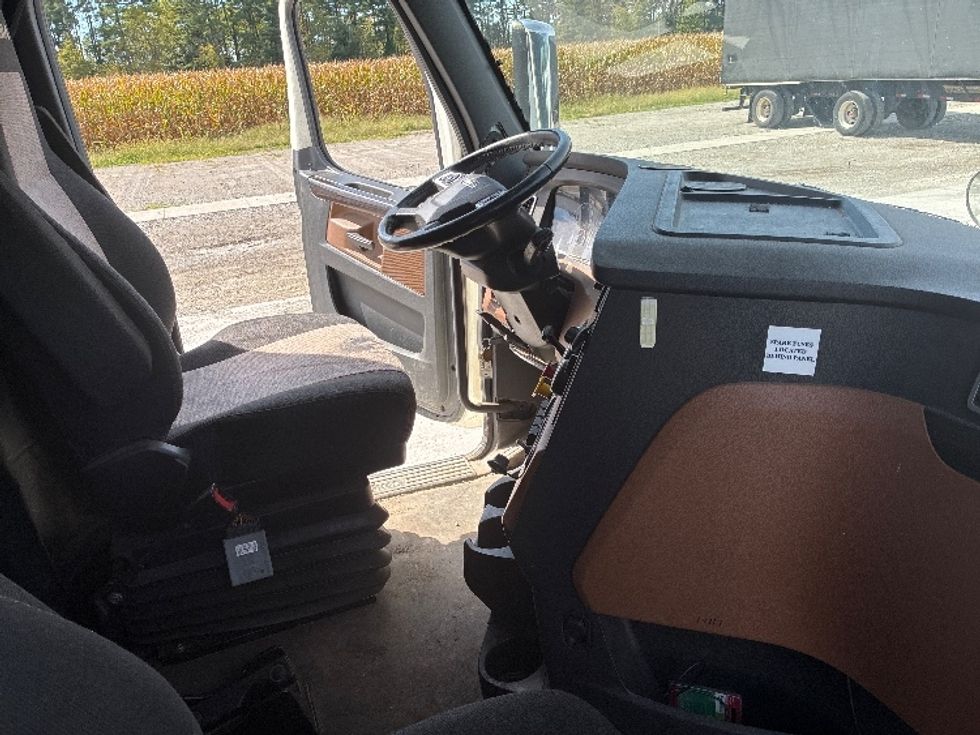 Sleeper Tractor-Heavy Duty Tractors-Freightliner-2021-T12664ST-Wilmington-OH-518,064\n\t\tmiles-$ 62,750 - Image 15