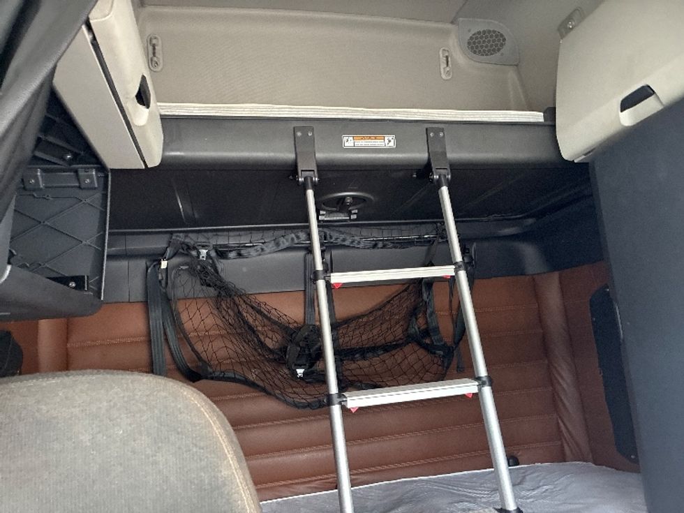 Sleeper Tractor-Heavy Duty Tractors-Freightliner-2021-T12664ST-Wilmington-OH-518,064\n\t\tmiles-$ 62,750 - Image 16