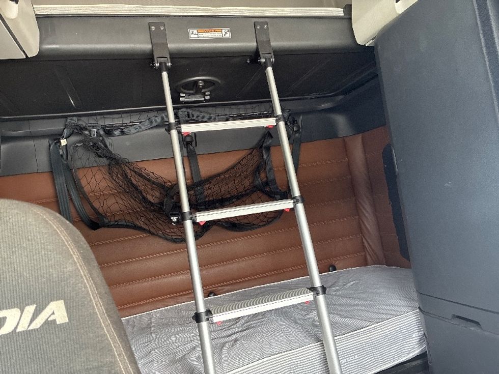 Sleeper Tractor-Heavy Duty Tractors-Freightliner-2021-T12664ST-Wilmington-OH-518,064\n\t\tmiles-$ 62,750 - Image 17