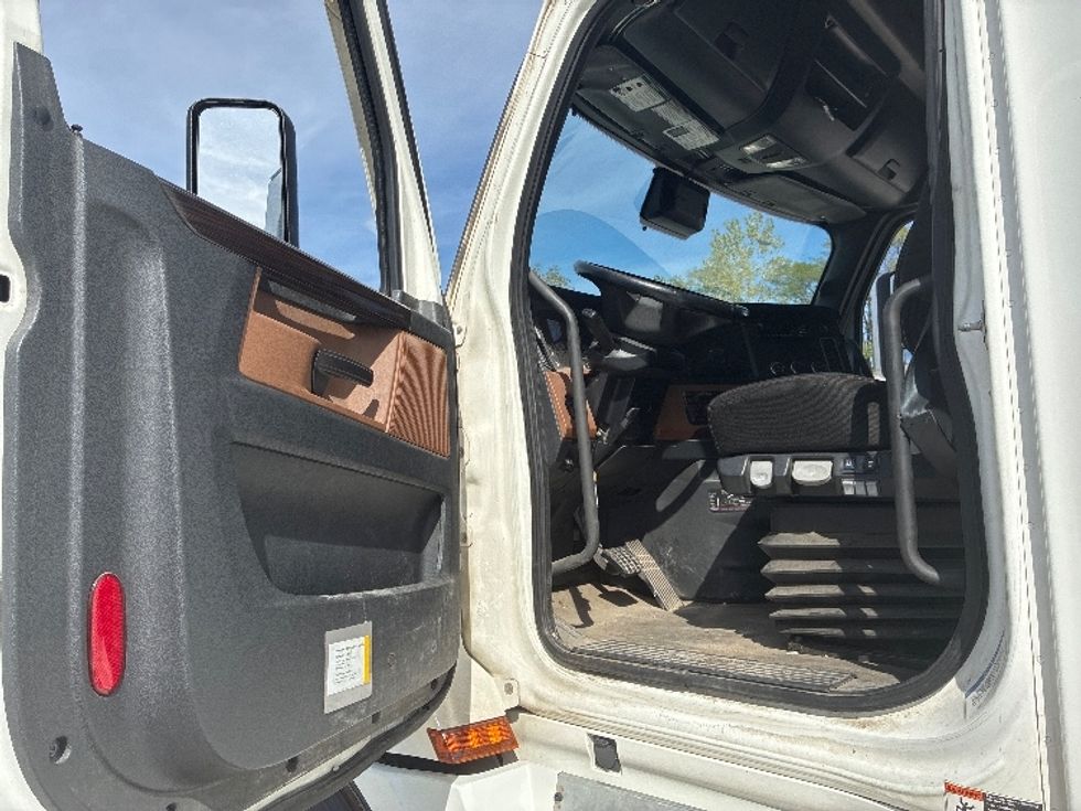 Sleeper Tractor-Heavy Duty Tractors-Freightliner-2021-T12664ST-Wilmington-OH-518,064\n\t\tmiles-$ 62,750 - Image 9