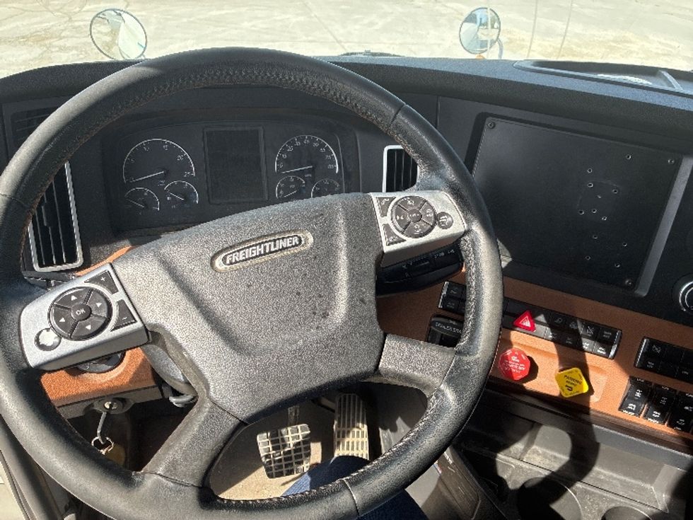 Sleeper Tractor-Heavy Duty Tractors-Freightliner-2021-T12664ST-Wilmington-OH-599,987\n\t\tmiles-$ 56,000 - Image 11