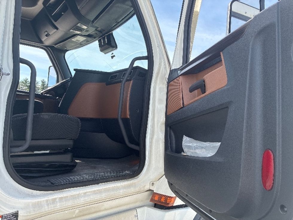 Sleeper Tractor-Heavy Duty Tractors-Freightliner-2021-T12664ST-Wilmington-OH-599,987\n\t\tmiles-$ 56,000 - Image 13