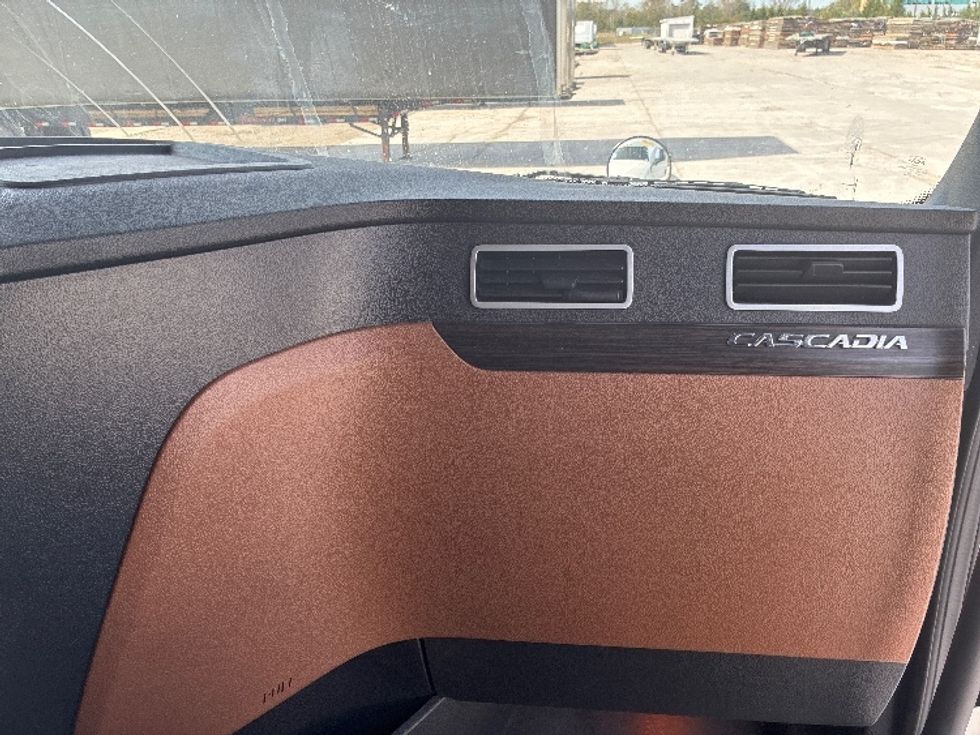 Sleeper Tractor-Heavy Duty Tractors-Freightliner-2021-T12664ST-Wilmington-OH-599,987\n\t\tmiles-$ 56,000 - Image 14