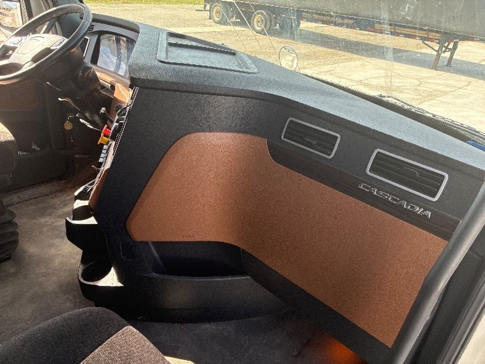 Sleeper Tractor-Heavy Duty Tractors-Freightliner-2021-T12664ST-Wilmington-OH-599,987\n\t\tmiles-$ 56,000 - Image 15