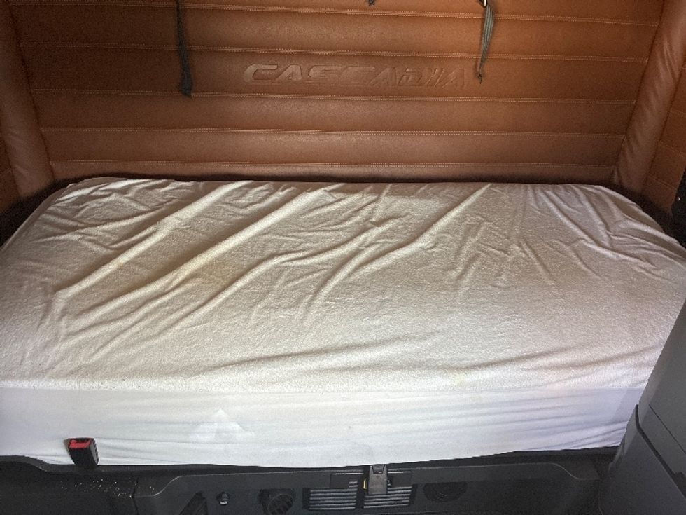 Sleeper Tractor-Heavy Duty Tractors-Freightliner-2021-T12664ST-Wilmington-OH-599,987\n\t\tmiles-$ 56,000 - Image 17