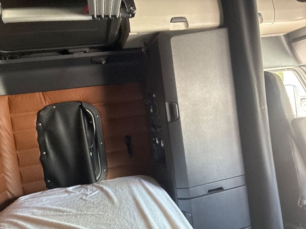 Sleeper Tractor-Heavy Duty Tractors-Freightliner-2021-T12664ST-Wilmington-OH-599,987\n\t\tmiles-$ 56,000 - Image 18