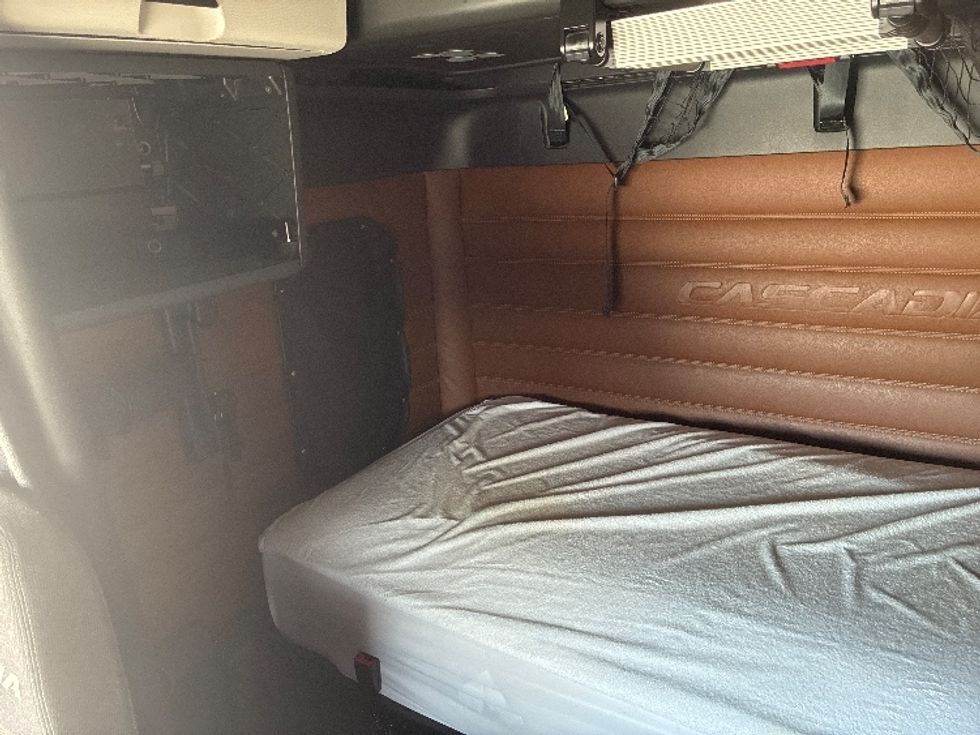 Sleeper Tractor-Heavy Duty Tractors-Freightliner-2021-T12664ST-Wilmington-OH-599,987\n\t\tmiles-$ 56,000 - Image 19