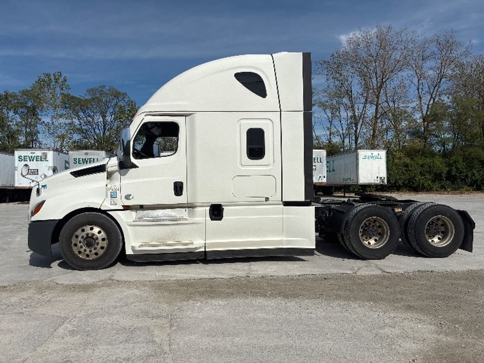 Sleeper Tractor-Heavy Duty Tractors-Freightliner-2021-T12664ST-Wilmington-OH-599,987\n\t\tmiles-$ 56,000 - Image 4