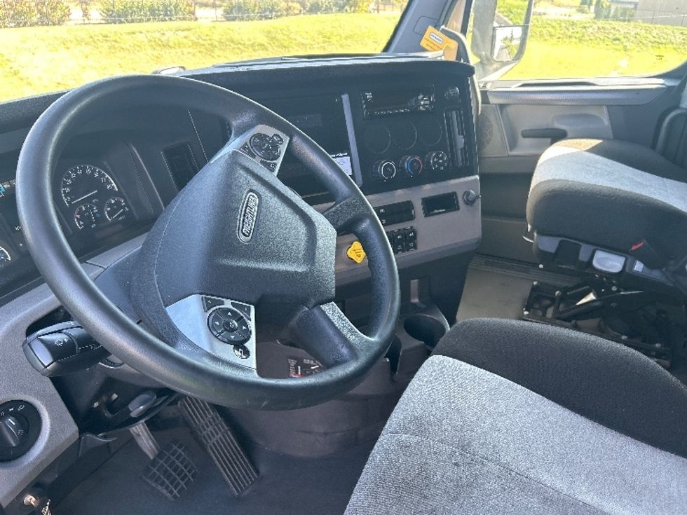 Sleeper Tractor-Heavy Duty Tractors-Freightliner-2021-T12664ST-Windsor-WI-486,129\n\t\tmiles-$ 65,500 - Image 10